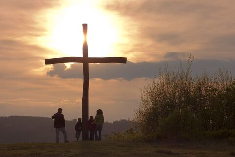 Gipfelkreuz bei Sonnenuntergang