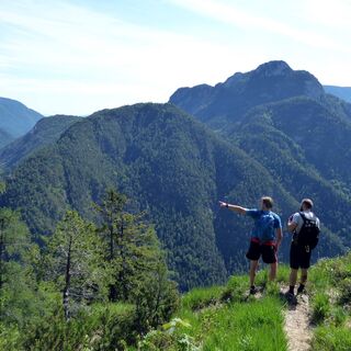 Verschnaufpause nach dem langen ersten Steilabschnitt mit Blick auf den Müllnerberg.