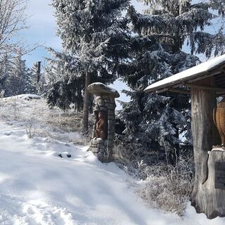 Masenberg Gipfelkreuz Winter mit Holzfiguren in der Oststeiermark