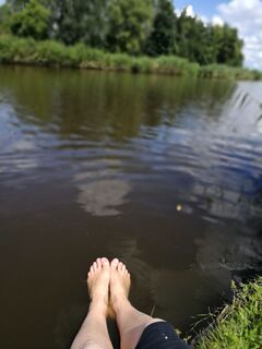 Füße abkühlen im Ems-Jade-Kanal
