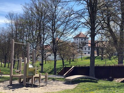 Spielplatz im Sassenage Garten in Meßkirch mit Blick auf das Kloster