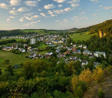 Blick auf Gerolstein vom Eifelsteig aus