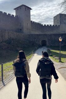 Weg über den Mönchsberg mit Blick auf die Stadtmauern