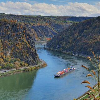 Loreleyblick bei St. Goar-Biebernheim mit Blick auf die Rheinschleife entlang des Felsens