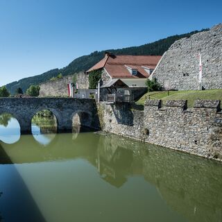 Der wassergefüllte Stadtgraben in Friesach