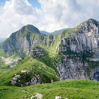 Entlang des abstiegs entlang des Kamms, der zum Colombera-Sattel führt