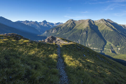 Blick vom Grat Richtung Piz Linard im Norden, dem höchsten Berg der Silvrettagruppe.