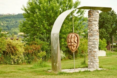 Nussskulptur in Krummnussbaum 