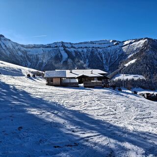 Das Gasthaus Schmittenstüberl am Beginn der Skitour mit dem namensgebenden Schmittenstein (1695 m) links im Hintergrund.