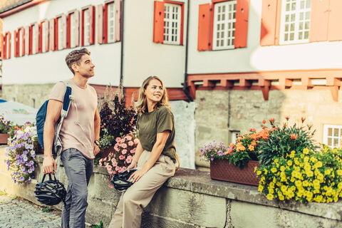Radfahrer an der Schlossmauer