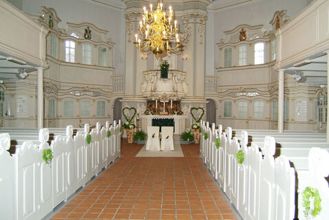 Kirche Osten innen Hochzeitsdeko.jpg