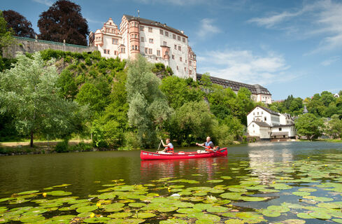 Mit dem Kanu auf der Lahn unterhalb vom Schloss Weilburg