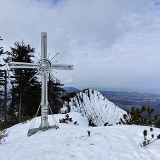 Immer am Grat entlang erreicht man das Gipfelkreuz des Eiblecks (1518 m).