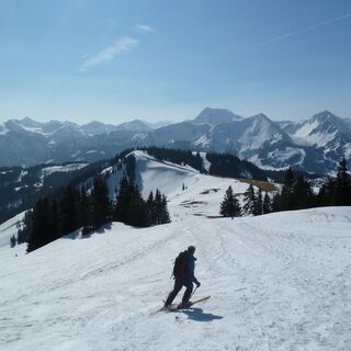 Skiabfahrt am Gipfel des Schönkahler (1688 m) im Winter