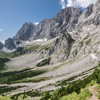 Blick in die Dachstein Südwände und zum Tor