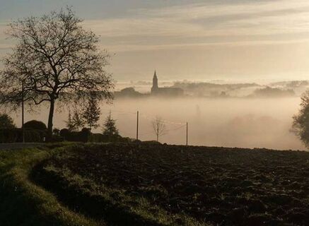 Glockenturm von Cadalen im Nebel