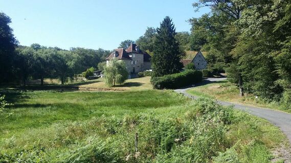 Die Burg Doumazac (vor Queyssac)