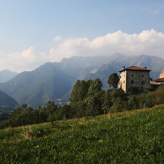 Burg Spine und Blick auf das Tal der Terme di Comano