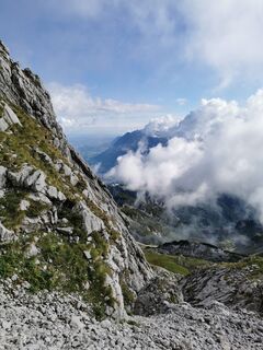 Blick vom Klettersteig hinab zur Bergstation