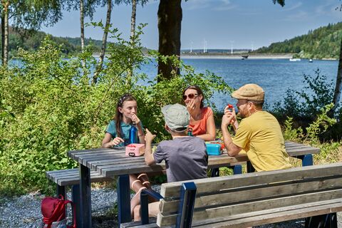 Familienpicknick an der Aabach-Talsperre