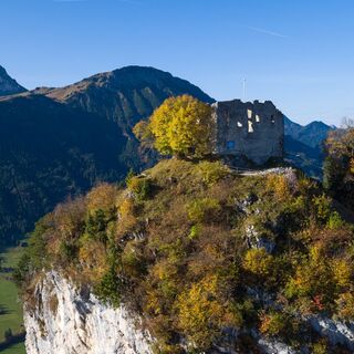 Ruine Falkenstein, im Hintergrund der Breitenberg und Aggenstein