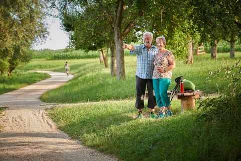 Bank unter Streuobstbäumen auf der Mindelsee-Runde