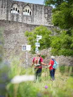 Wanderer am Wegweiser Burgruine Albeck