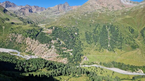 Aussicht vom Aufstiegsweg ins hintere Kaunertal mit Gletscherstrasse, die am Gegenhang an Höhe gewinnt.