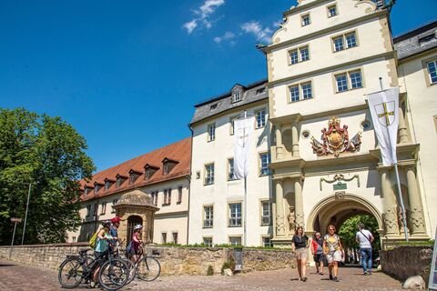 Radfahrer vor dem Deutschordensmuseum Bad Mergentheim