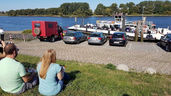 Schiffe gucken an der Elbe bei Hoopte