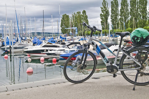 Auf dem Bodenseeradweg im Hafen von Unteruhldingen