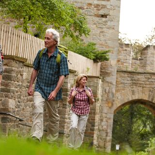 Wanderer an der Burg Schaumburg