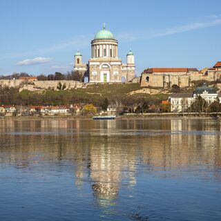 Die Esztergomer Basilika von der Donauufer in Párkány aus