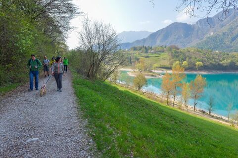 Auf dem Weg direkt neben dem Tenno-See