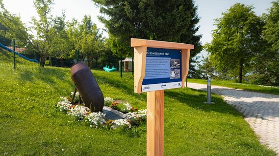 Kulturwanderweg Reith im Sommer_Schild_Das Bombenjahr 1945.jpg