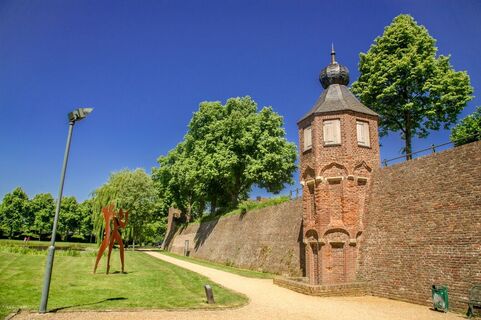 Stadtmauer mit Wächtertürmchen am Froschteich