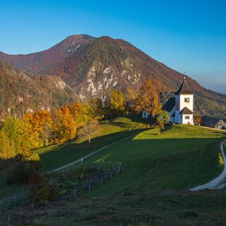 Die St.-Petrus-Kirche mit dem Berg Dobrča im Hintergrund