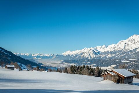 Winterlandschaft im Sonnenschein mit Blick ins Inntal