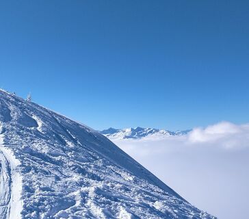 Seltener Hochnebel im Talboden der Surselva beim Gipfelhang der Cauma