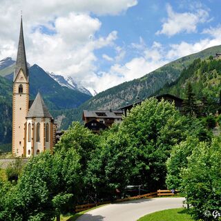 Heiligenblut mit dem Blick auf die Pfarrkirche mit Großglockner im Hintergrund. Wohl eines der bekanntesten Fotomotive in Österreich und Ausgangspunkt der Wanderung.