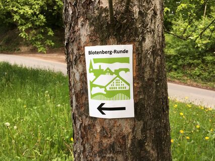Markierungszeichen am Wegesrand