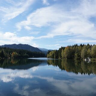 Ausblick vom Wasserkraftwerk Fisching auf die aufgestaute Mur