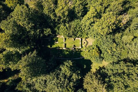 Drohnenaufnahme von Borbergs Kirchhof bei Brilon am Rothaarsteig