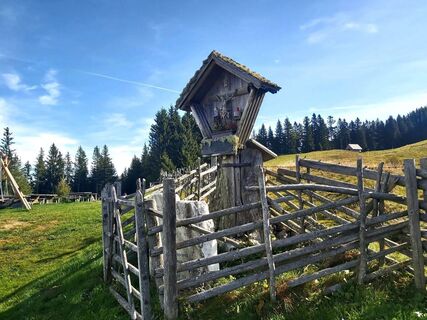 Wegkreuz bei der Stoahandhütte_Sommeralm_Oststeiermark