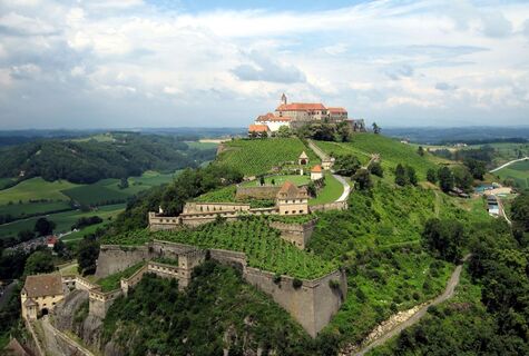 Der historische Rundweg führt einmal rund um die Veste Riegersburg
