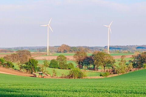 Agrarlandschaft mit Traktor und Windrädern bei Bornsen (Heideregion Uelzen)