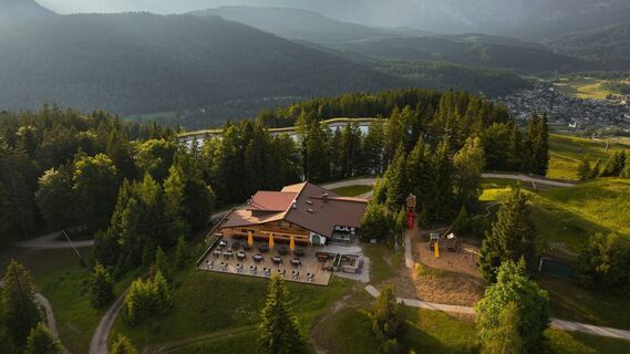 Drohnenaufnahme Gschwandtkopf - Sonnenalm aus der Nähe mit Blick Richtung Seefeld (1).jpg