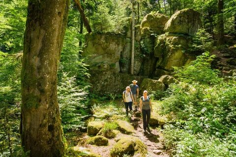 Die Tour führt an einer beeindruckenden Felsformation vorbei.