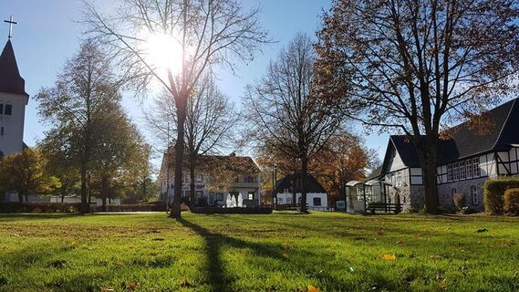 Kirche und Schützenhalle_Magnus Bende