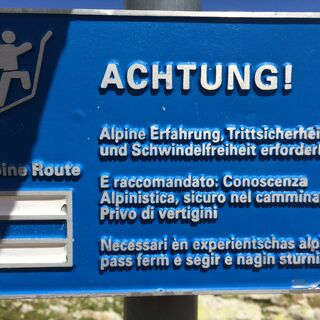 Weiss-blau-weiss markierter Weg